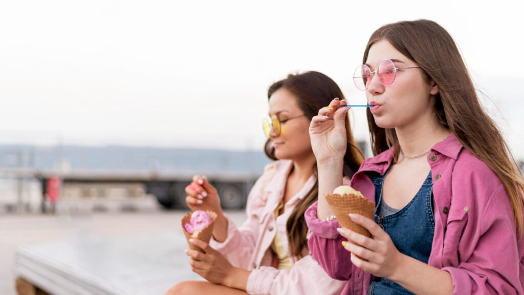 Dos jóvenes comen helados, una fuente habitual de calorías vacías