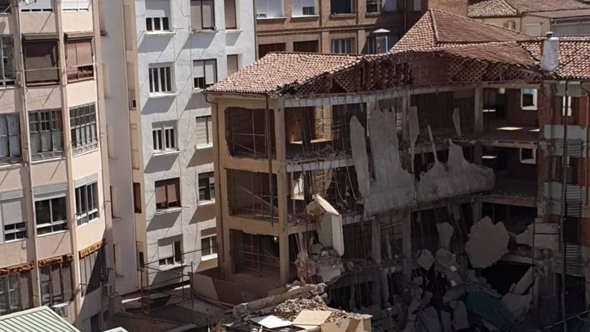 Hallan muerto a un trabajador atrapado en el derrumbe de un colegio en Logroño