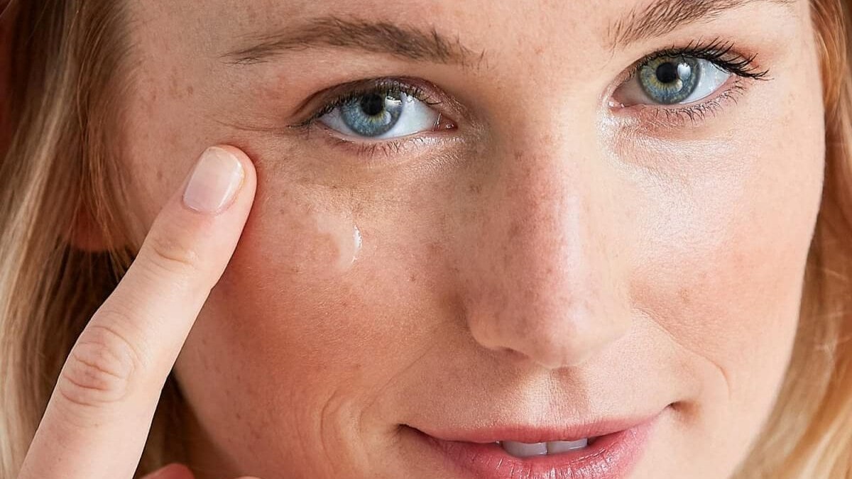 Este sérum facial Isdin con ácido hialurónico te hará lucir una piel radiante ¡yahora con un 31% de descuento!