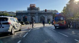 Tres jóvenes heridos en un atropello múltiple en la Puerta de Alcalá, uno de ellos grave