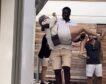 Activistas irrumpen en un ‘beach club’ de Ibiza para mostrar la «incompatible» vida de los ricos