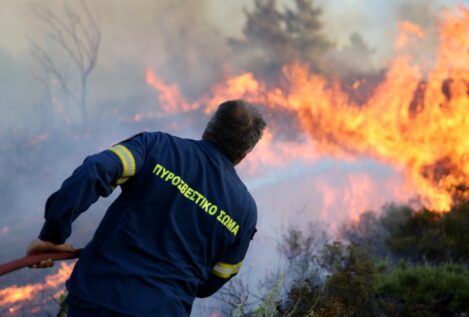 El primer ministro griego asegura que el país está «en guerra» contra los incendios