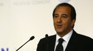 José Miguel Contreras, en el punto de mira por los errores mediáticos de Sánchez en campaña