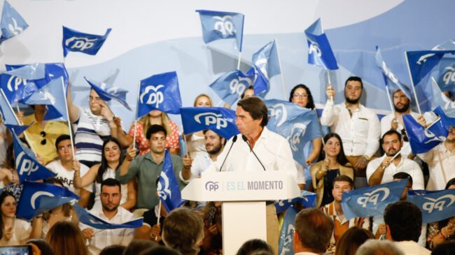 Aznar avisa a Vox desde Murcia: «Los que ponen palos en las ruedas se van a equivocar»