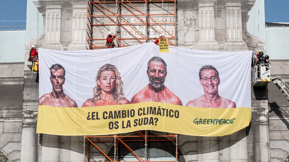 Polémica lona de Greenpeace en Madrid: Iglesias se indigna y Almeida denunciará