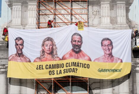 Polémica lona de Greenpeace en Madrid: Iglesias se indigna y Almeida denunciará