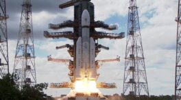 La India lanza su misión al inexplorado polo sur de la Luna