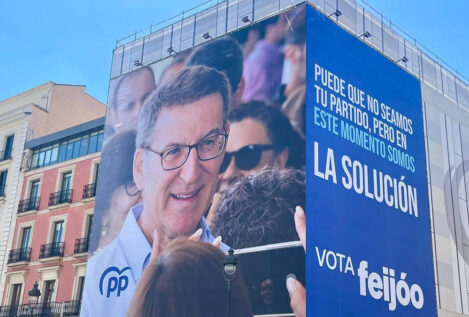 El PP cuelga una lona apelando al voto útil a Feijóo: «Somos la solución»