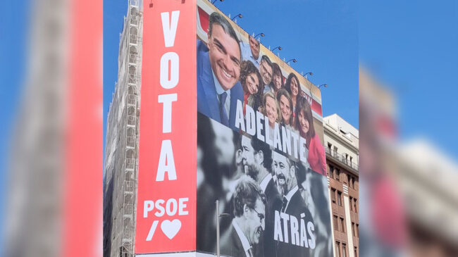 La lona del PSOE en Madrid: Abascal y Feijóo en blanco y negro junto a la palabra «atrás»