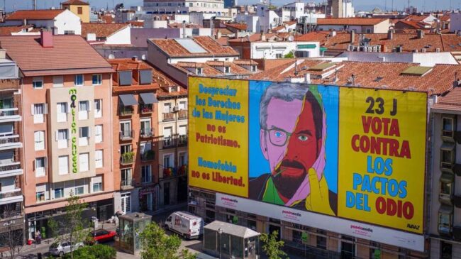 Despliegan una lona contra Feijóo y Abascal en Madrid: «Vota contra los pactos del odio»
