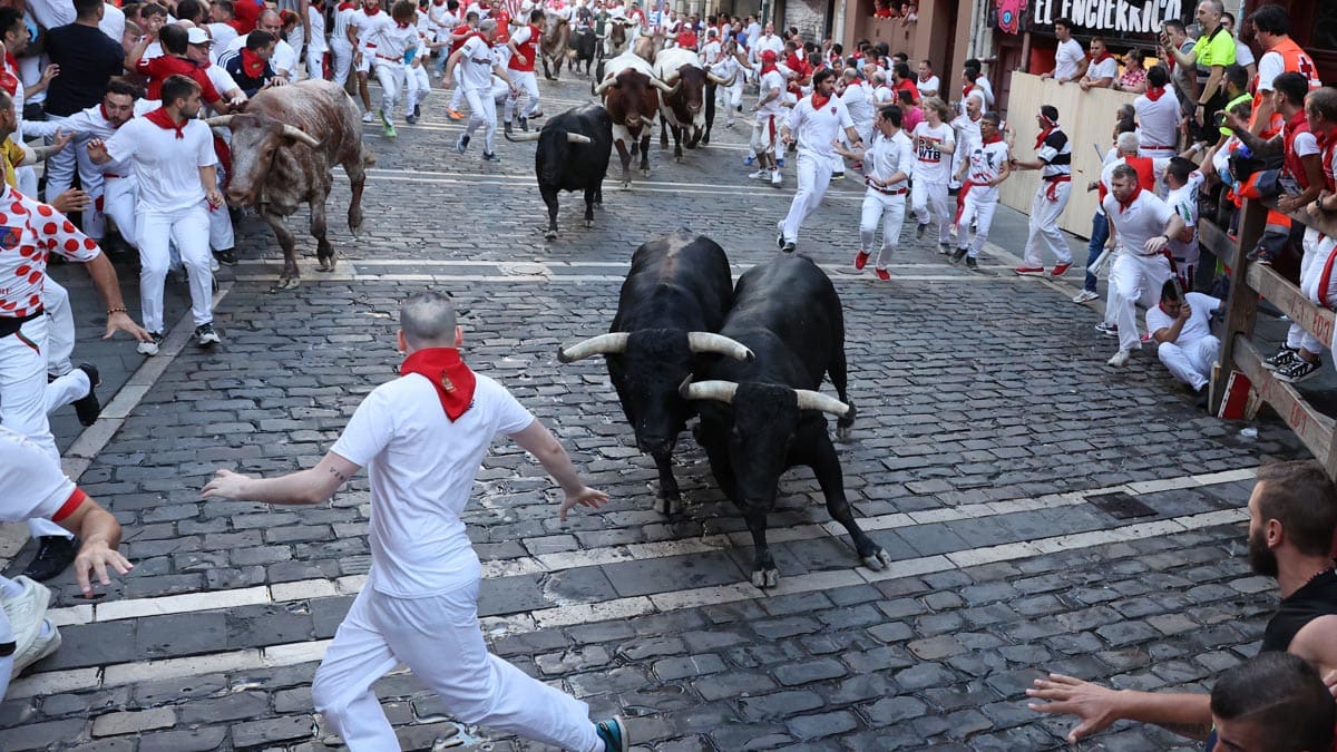 Veloz séptimo encierro de Sanfermines con toros de Victoriano del Río y un herido por asta