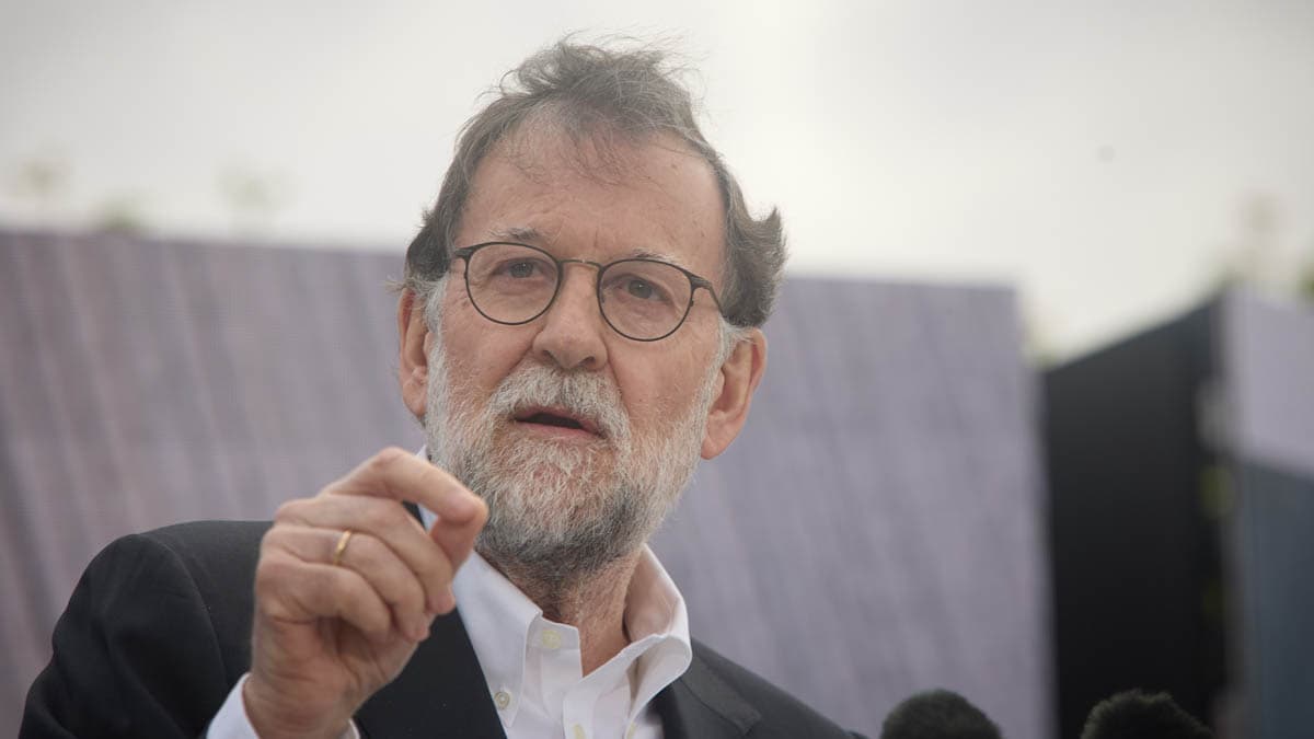 Rajoy dice que Sánchez  es un «mal estudiante» y «no ha dado palo al agua» en los últimos años