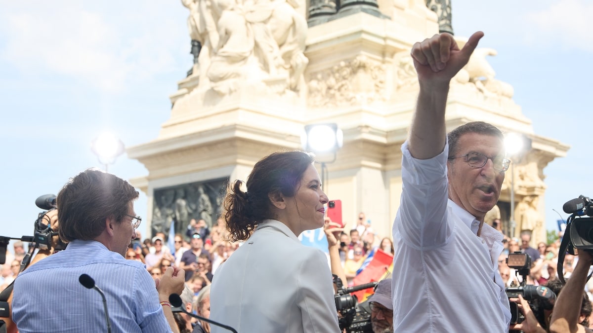 El PP reparte en su mitin de Madrid crema solar ‘Factor Feijóo’: «Protégete del socialismo»