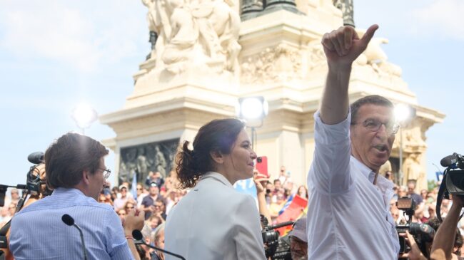 El PP reparte en su mitin de Madrid crema solar 'Factor Feijóo': «Protégete del socialismo»