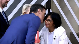 Sánchez da dos besos a Delcy Rodríguez en su visita durante la cumbre de la UE-Celac