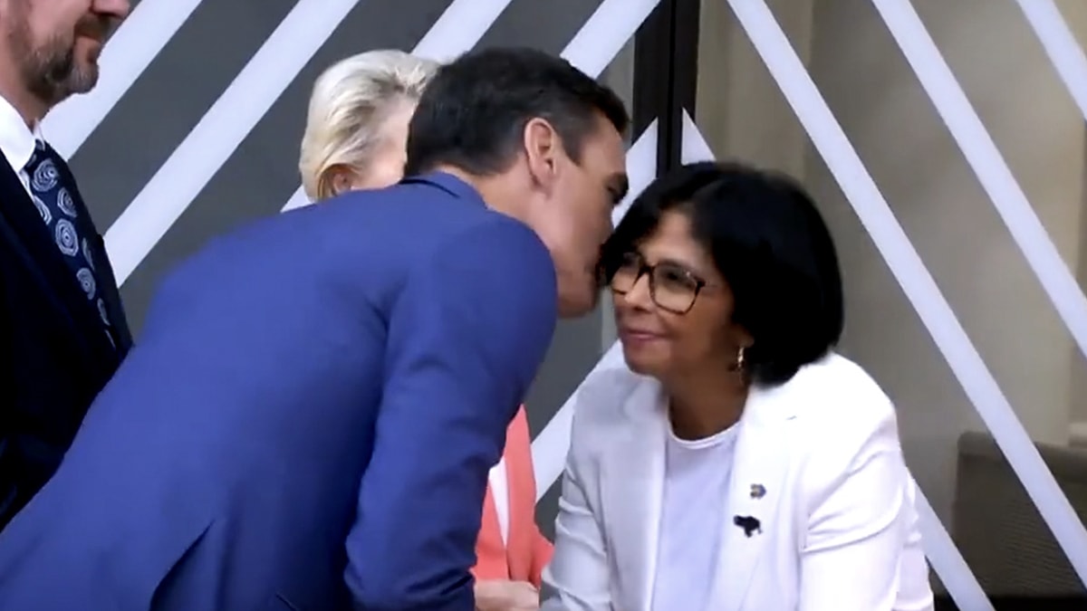 Sánchez da dos besos a Delcy Rodríguez en su visita durante la cumbre de la UE-Celac