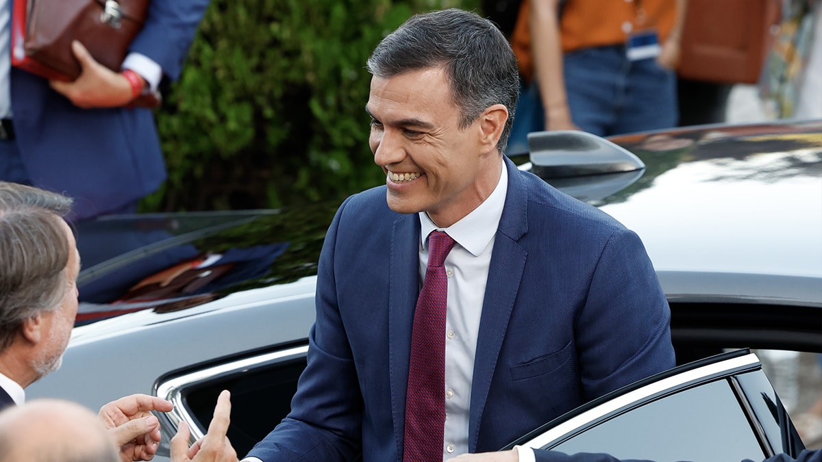 Sánchez llega al debate escoltado por siete coches y todos se apartan antes de llegar a Atresmedia