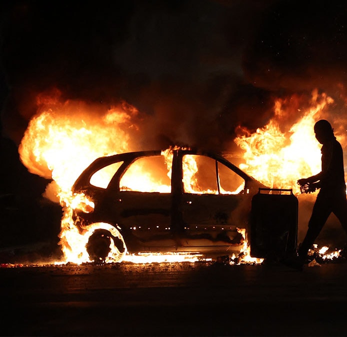 Un bombero muerto y 157 detenidos en Francia en la sexta noche de disturbios