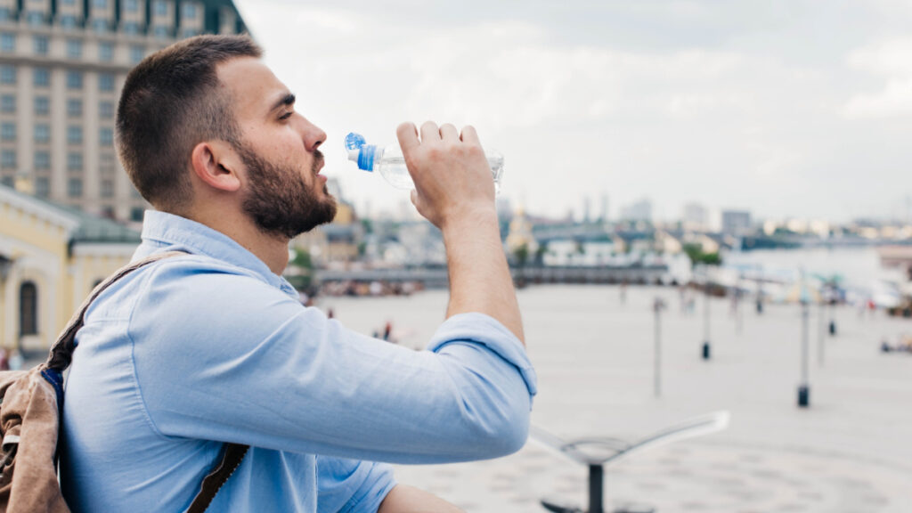 Un hombre bebe agua 