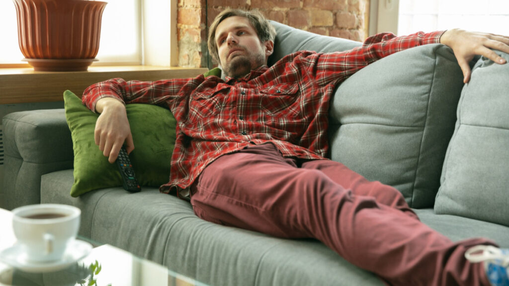 Un hombre tumbado en el sofá