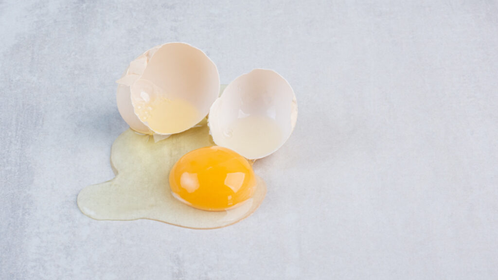 Un huevo crudo, muy habitual en las intoxicaciones alimentarias
