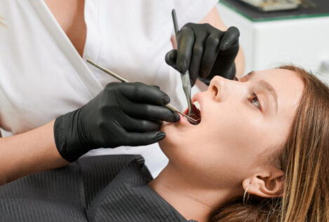 Más de tres años de prisión para un falso dentista que ejerció 10 años en Plasencia