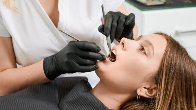 Más de tres años de prisión para un falso dentista que ejerció 10 años en Plasencia
