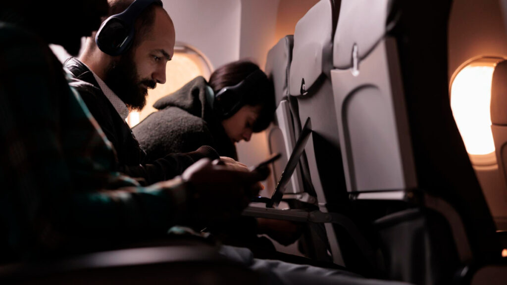 Varias personas en un avión