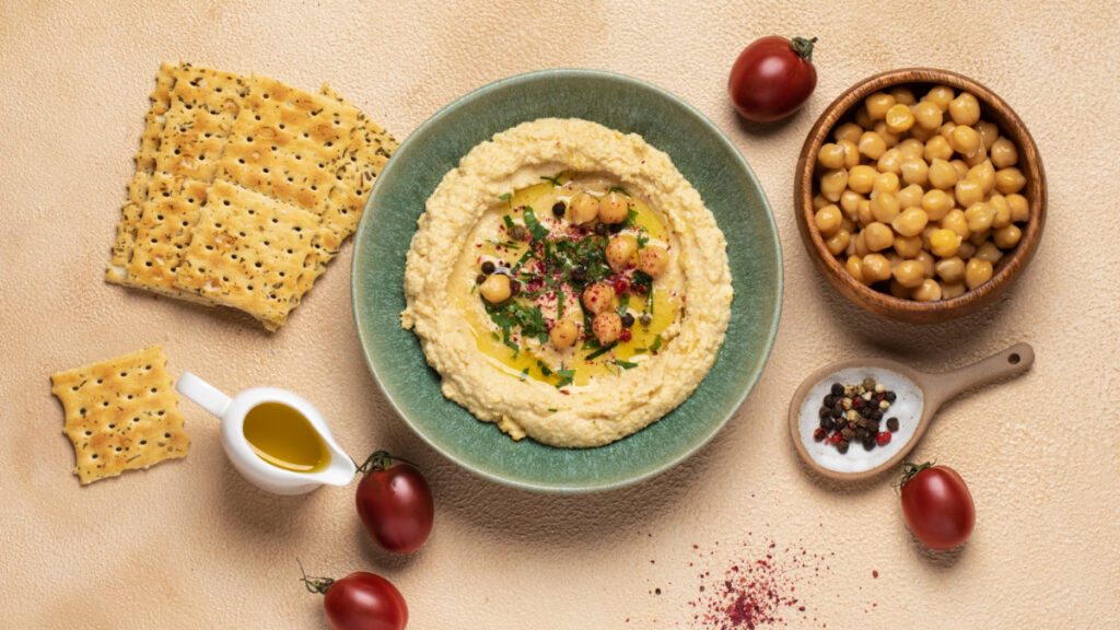 Vista superior de un plato de hummus, una de las recetas de verano típicas de Oriente Medio
