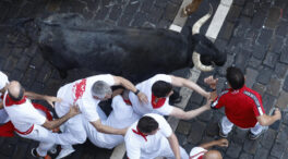 Rápida y peligrosa carrera de los toros de José Escolar en el segundo encierro de San Fermín