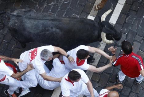 Rápida y peligrosa carrera de los toros de José Escolar en el segundo encierro de San Fermín