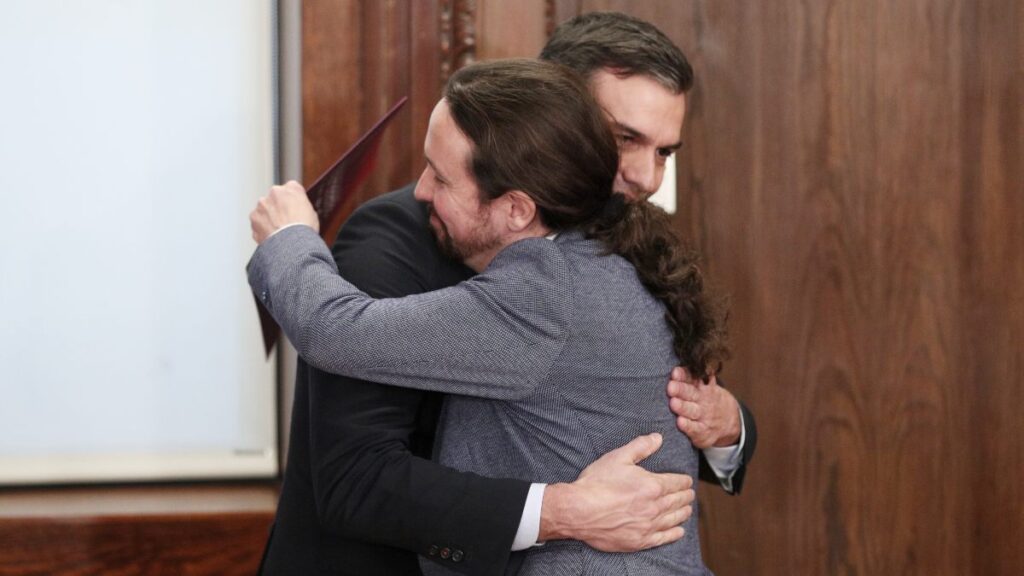 Abrazo entre Pedro Sánchez y Pablo Iglesias tras firmar el acuerdo de Gobierno en 2019