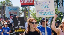 Grandes estrellas de Hollywood salen a la calle para apoyar la huelga de actores