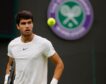 Alcaraz vence sin problemas al francés Jeremy Chardy en su debut en Wimbledon