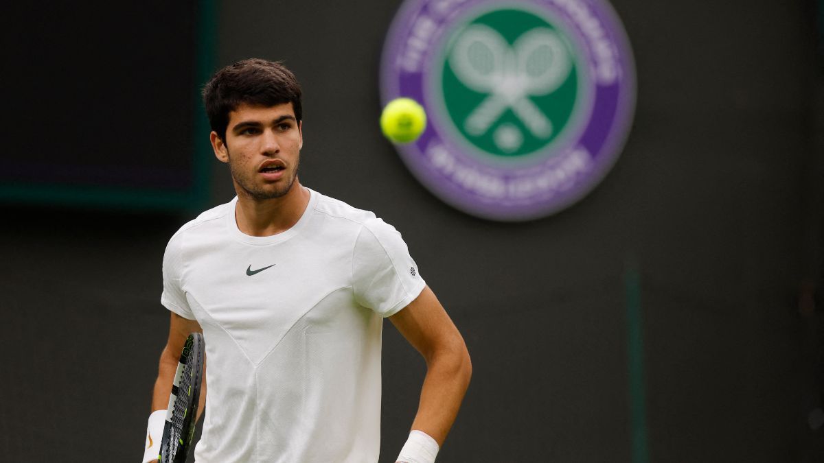 Alcaraz vence sin problemas al francés Jeremy Chardy en su debut en Wimbledon