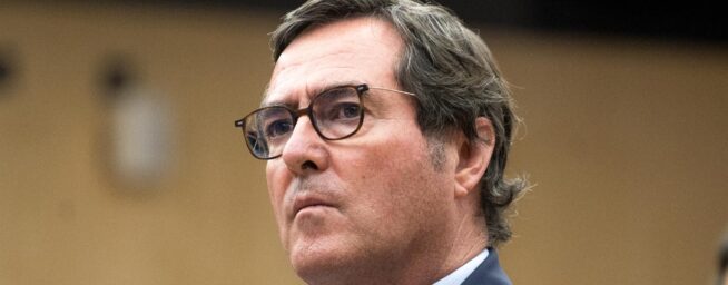 La CEOE alerta del peligro para la economía de los pactos de Sánchez con los 'indepes'