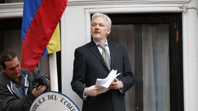 La izquierda francesa pide al Parlamento conceder asilo político a Julian Assange
