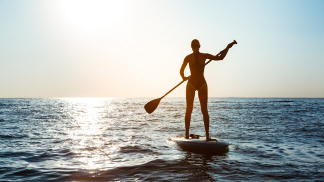 Beneficios del paddle surf, el mejor deporte (y relativamente fácil) para disfrutar del mar