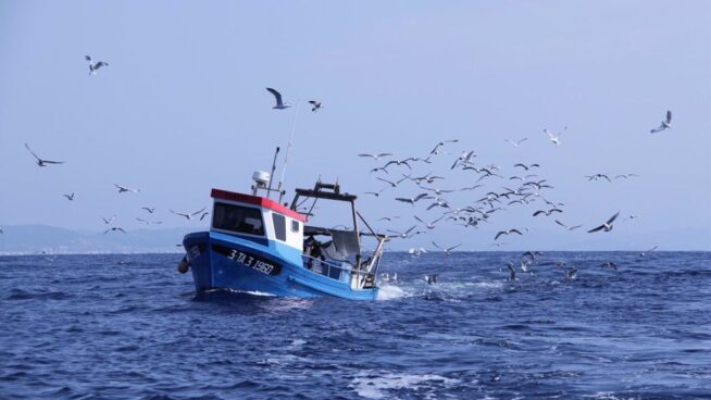 Un marinero muerto y otros dos rescatados tras hundirse un barco en El Grove (Pontevedra)