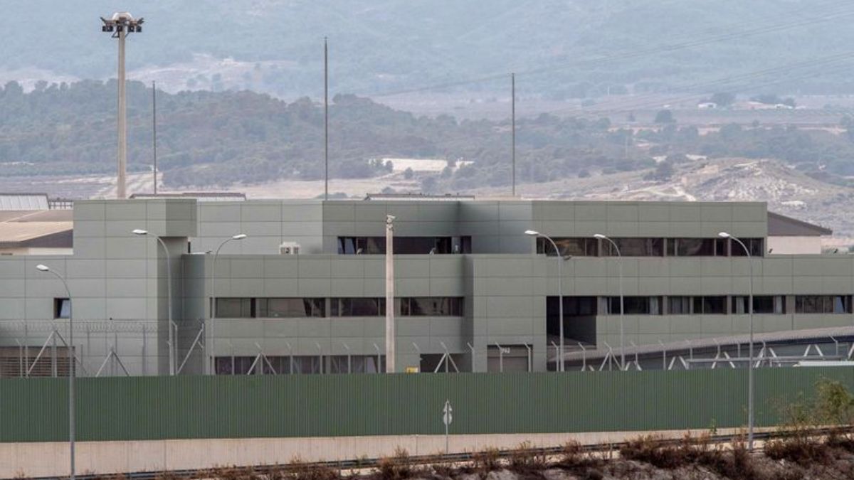 Cuatro presos envenenan a un funcionario en una cárcel de Murcia «para darle una lección»