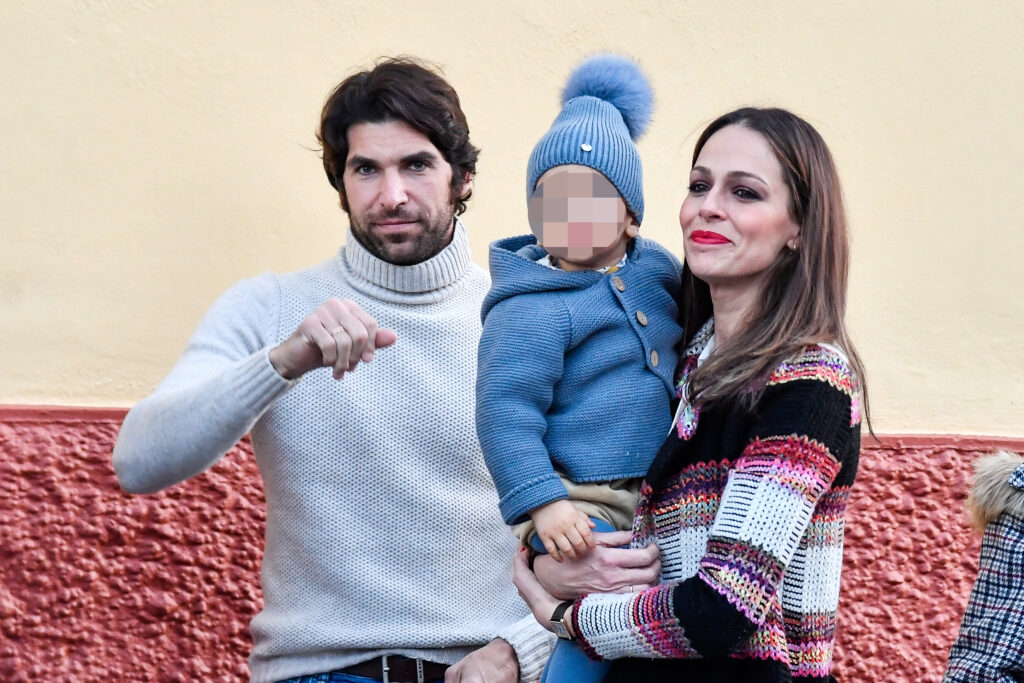 Cayetano Rivera y Eva González con el hijo que tienen en común
