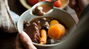 Comer caliente en verano tiene beneficios para tu cuerpo que debes conocer