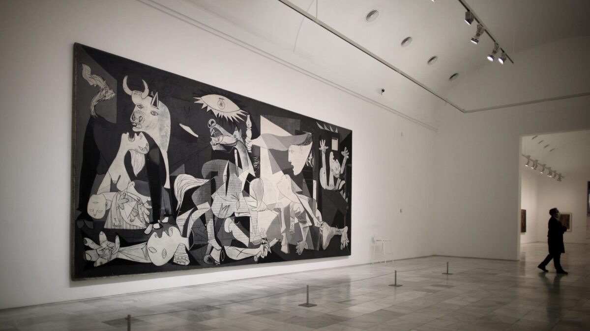 Una protesta pro-Palestina obliga a desalojar la sala del ‘Guernica’ del museo Reina Sofía