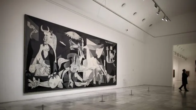 Una protesta pro-Palestina obliga a desalojar la sala del 'Guernica' del museo Reina Sofía