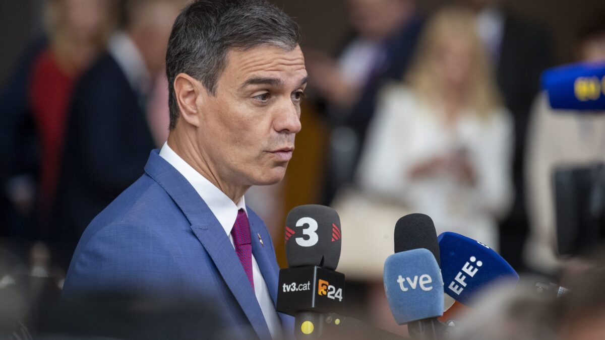 El maratón de entrevistas de Sánchez no hace remontar al PSOE: PP y Vox lograrían mayoría