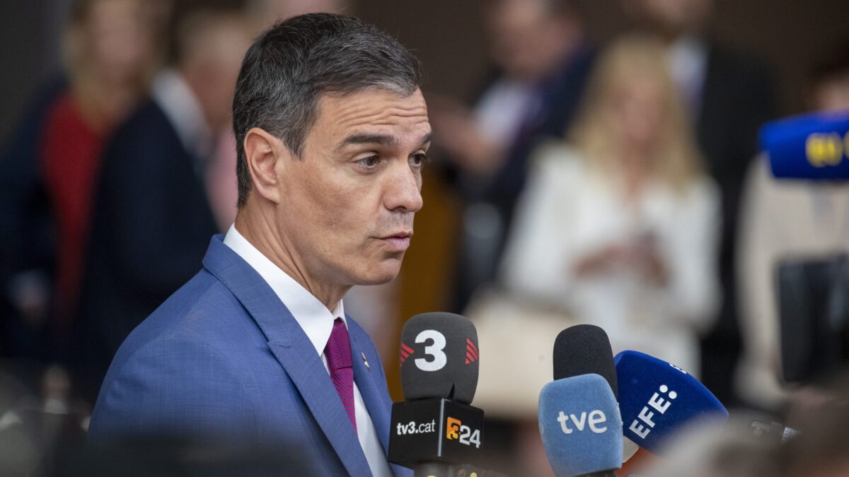El maratón de entrevistas de Sánchez no hace remontar al PSOE: PP y Vox lograrían mayoría
