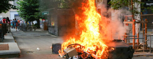 Nueva noche de violencia en Francia: saqueos, coches en llamas y más de 700 detenidos