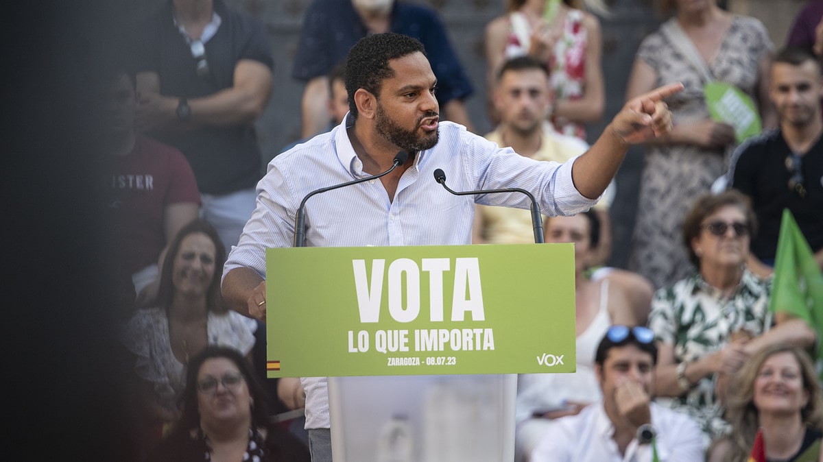 Garriga (Vox) paraliza un mitin por una protesta a escasos metros: «Aquí no hay libertad política»