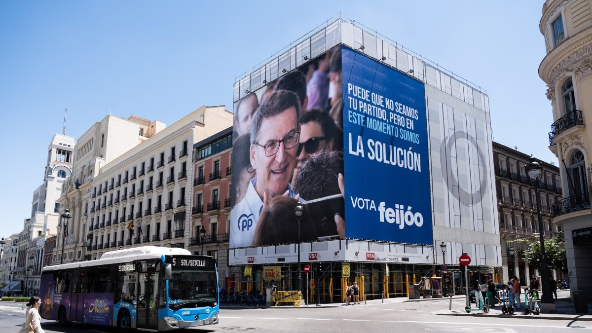 El PSOE pide la retirada de una lona del PP por ‘incumplir la normativa electoral’
