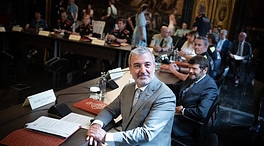 El alcalde de Barcelona (PSC) se sube el sueldo con el voto en contra de Vox y los Comunes